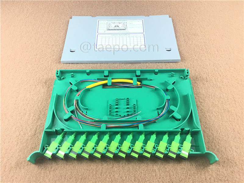 Лоток для сплайсинга и патчинга волокна, одиночный лоток, 12 волокон, для разъемов SC, разъемы с углом монтажа 45 градусов, пластик, 300x180x25мм, с защелкивающейся крышкой